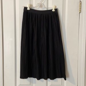 Mid length black skirt.